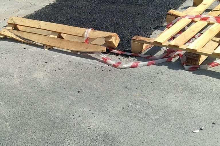 Sitemiz İçerisinde Bozuk Yollara Asfalt Çalışması Yapılmıştır